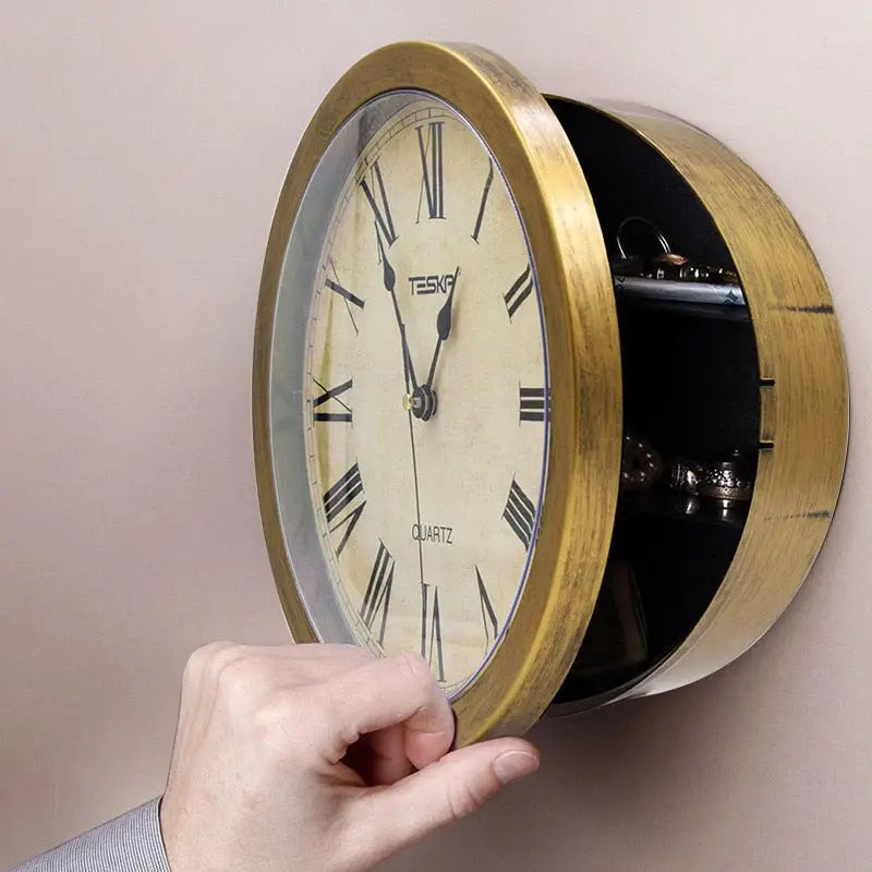 Orologio da parete con cassetto segreto