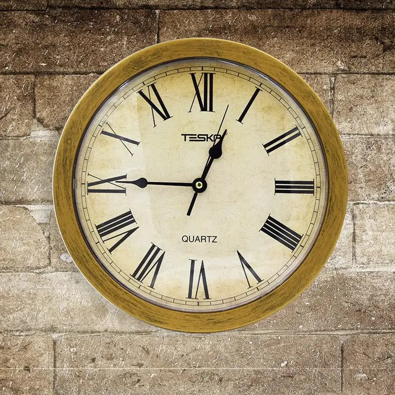Orologio da parete con cassetto segreto