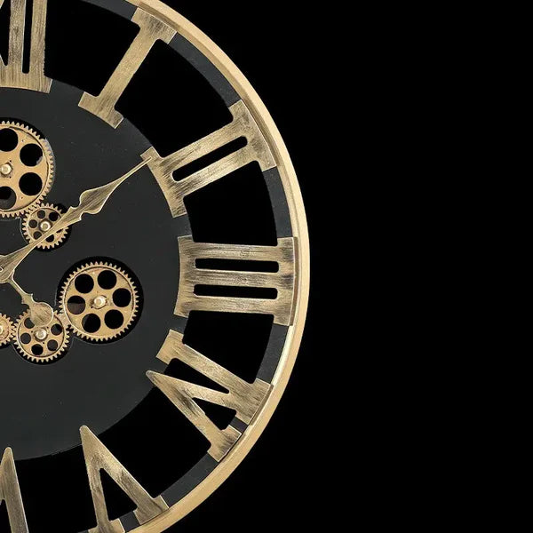 Orologio da parete con ingranaggi rotanti dorati