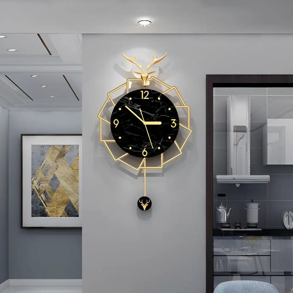 Orologio da parete di lusso con cervo dorato e marmo nero