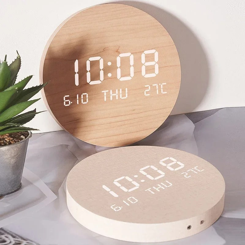 Orologio da parete digitale in legno