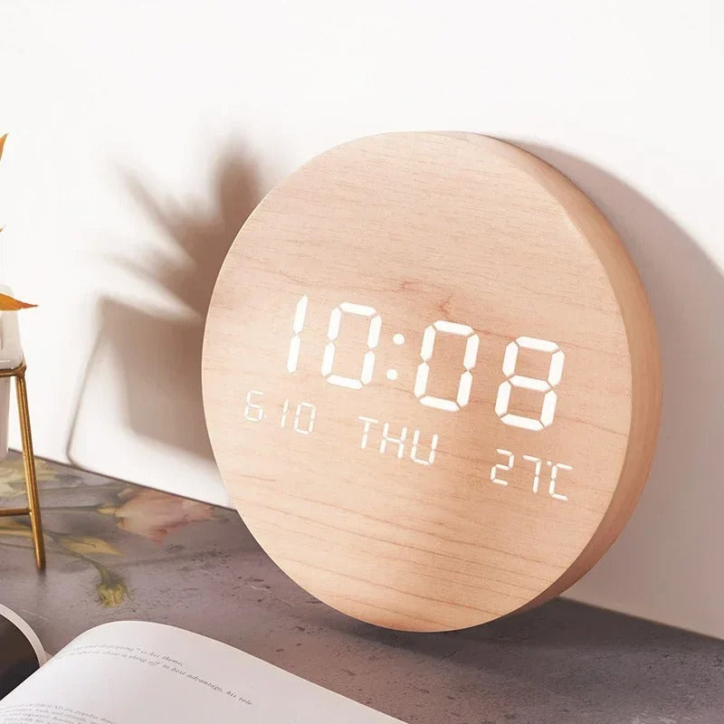 Orologio da parete digitale in legno
