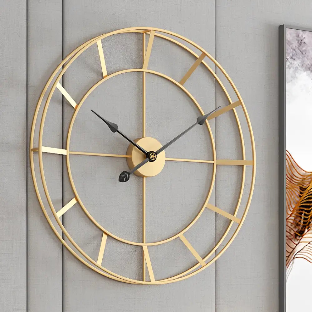 Orologio da parete dorato dal design minimalista