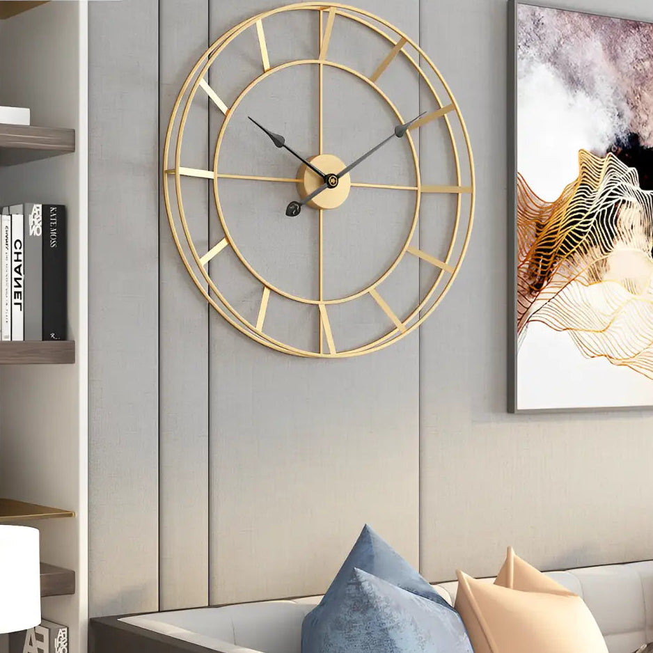 Orologio da parete dorato dal design minimalista