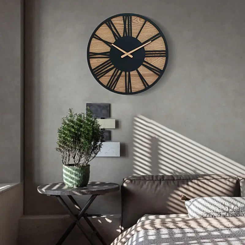 Orologio da parete in legno con numeri romani neri