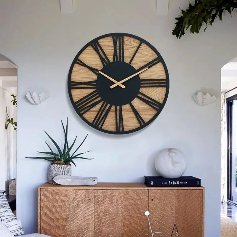 Orologio da parete in legno con numeri romani neri