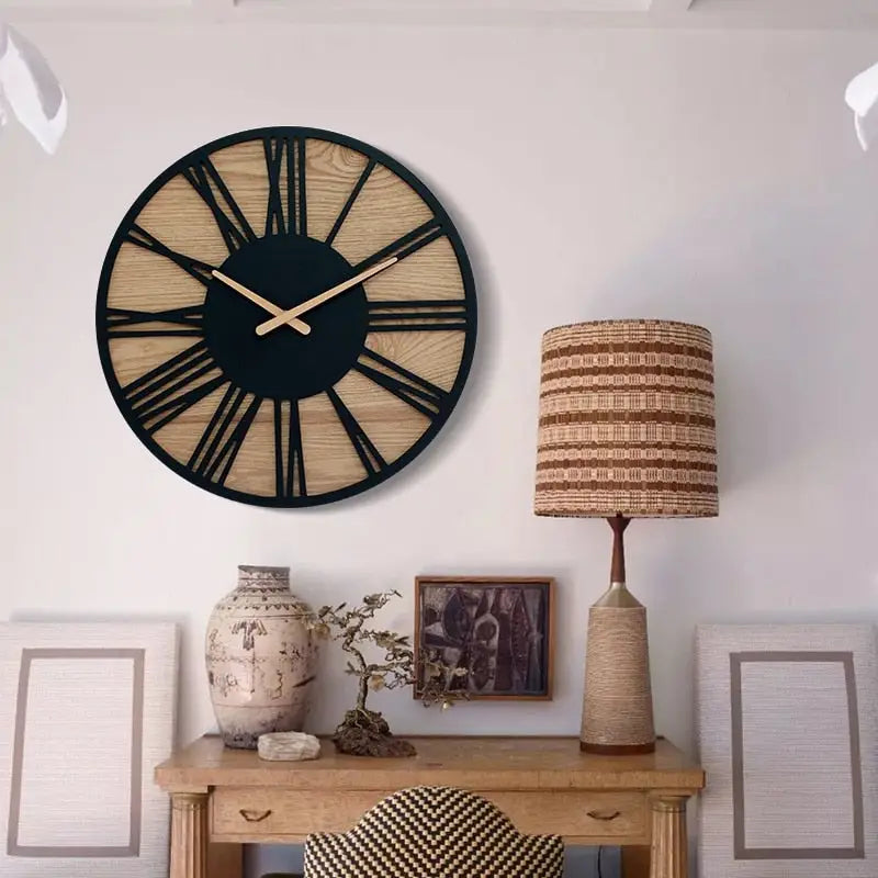 Orologio da parete in legno con numeri romani neri