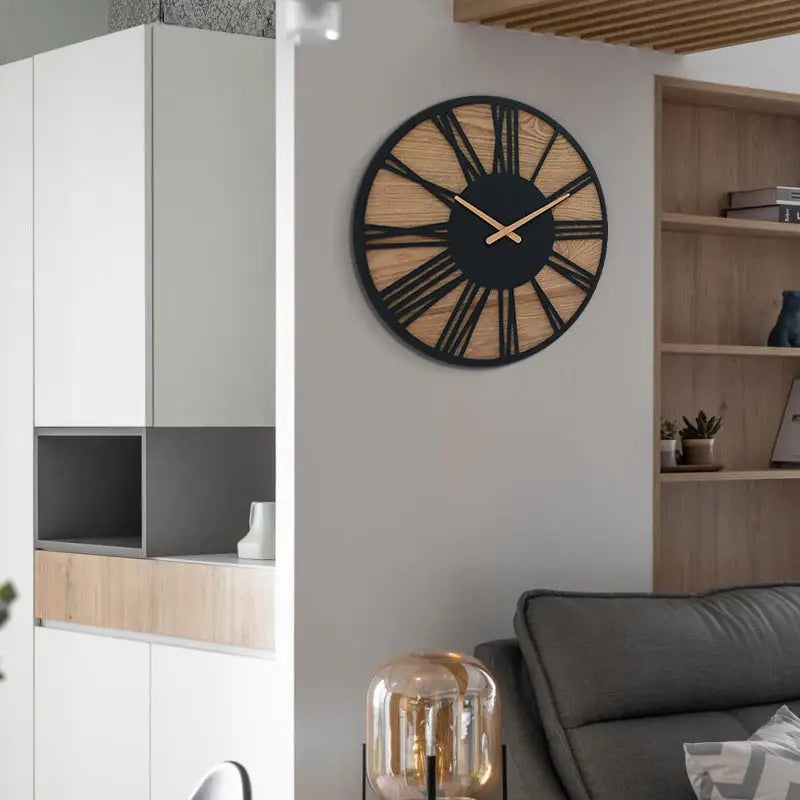 Orologio da parete in legno con numeri romani neri