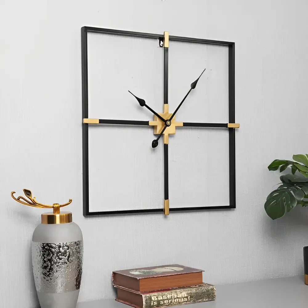 Orologio da parete quadrato dal design minimalista