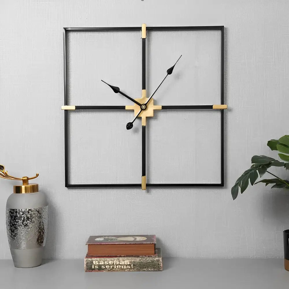 Orologio da parete quadrato dal design minimalista