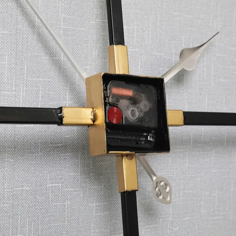 Orologio da parete quadrato dal design minimalista
