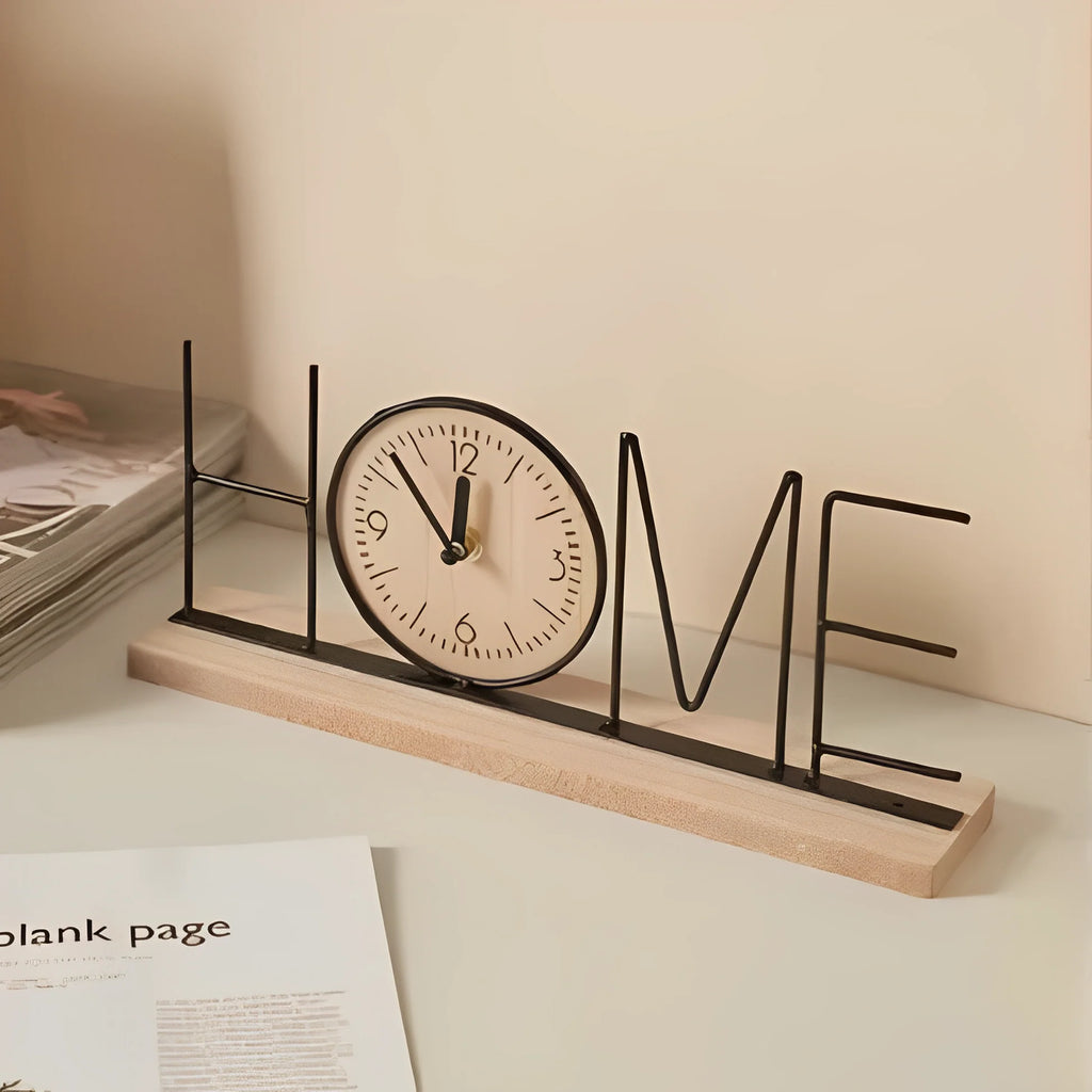 Orologio da tavolo in stile industriale con la parola “HOME”