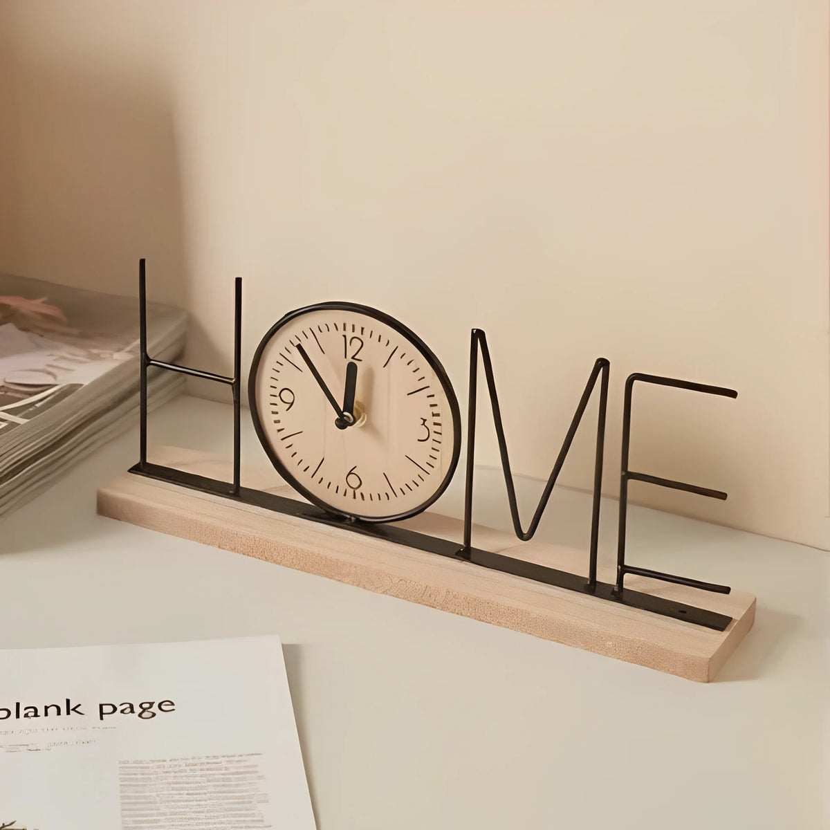 Orologio da tavolo in stile industriale con la parola “HOME”