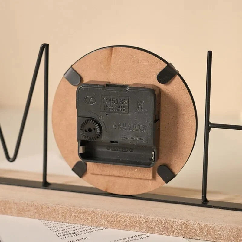 Orologio da tavolo in stile industriale con la parola “HOME”