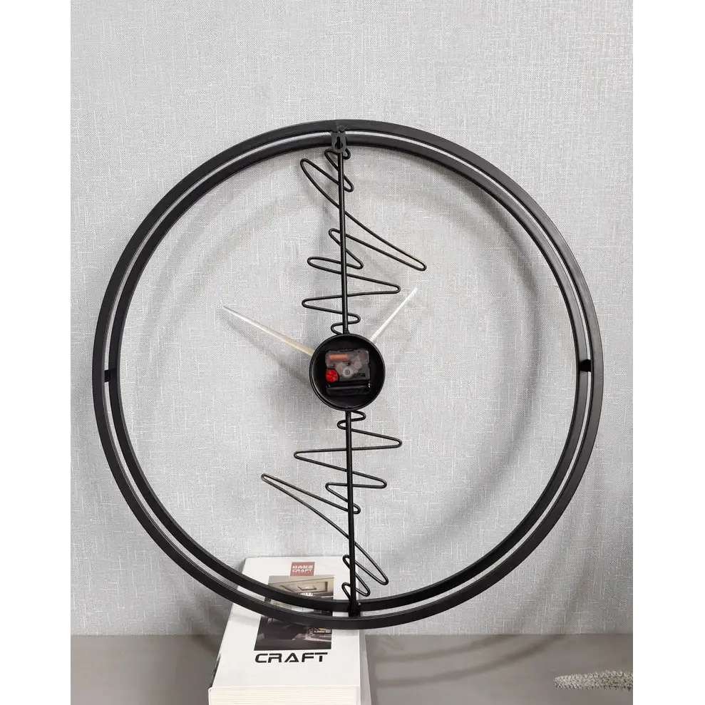 Orologio di design a forma di cerchio con dettagli astratti