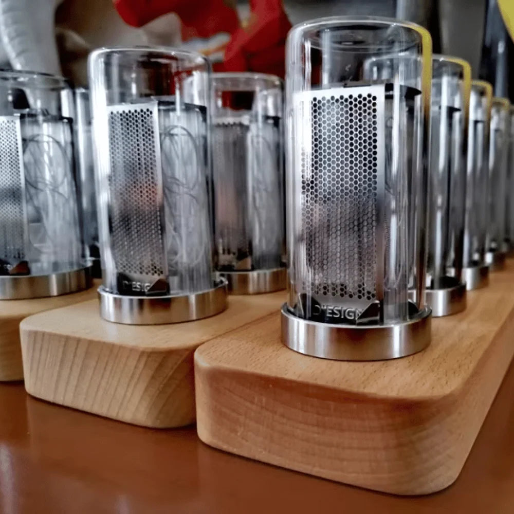 Orologio moderno con tubi Nixie