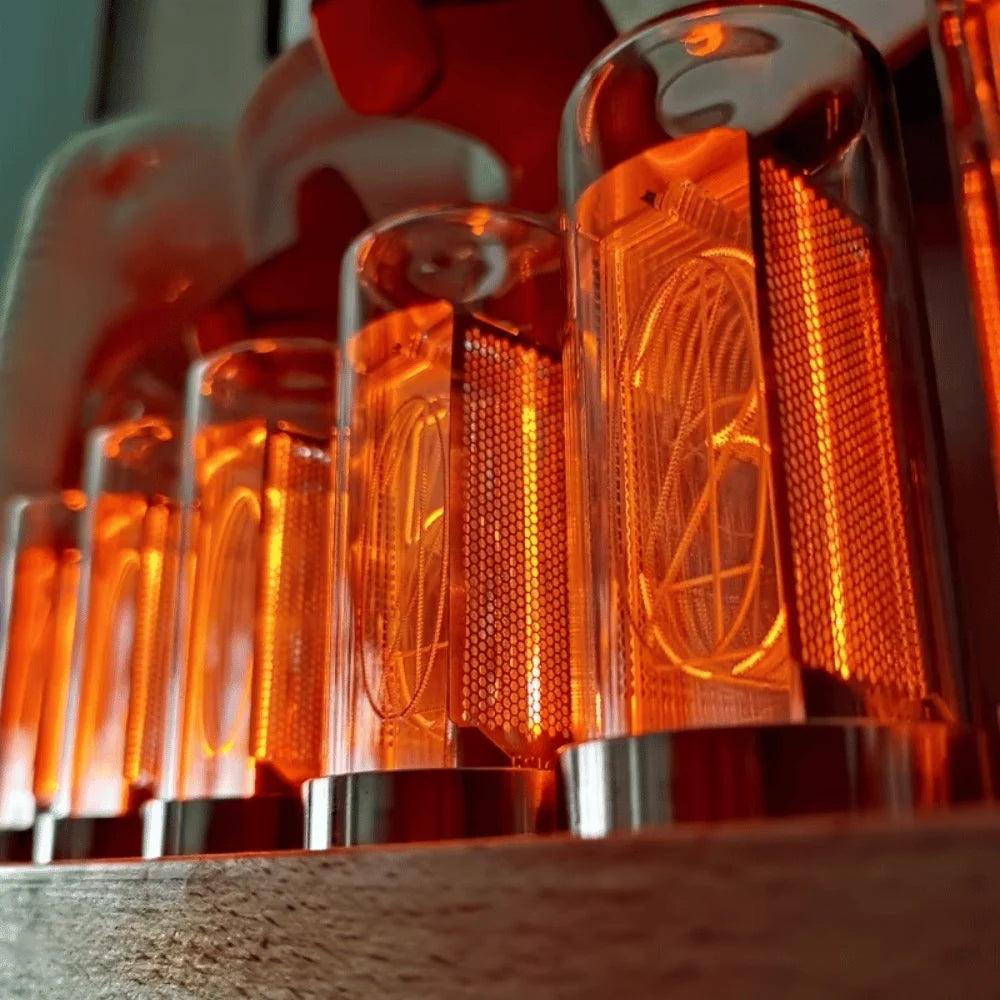 Orologio moderno con tubi Nixie