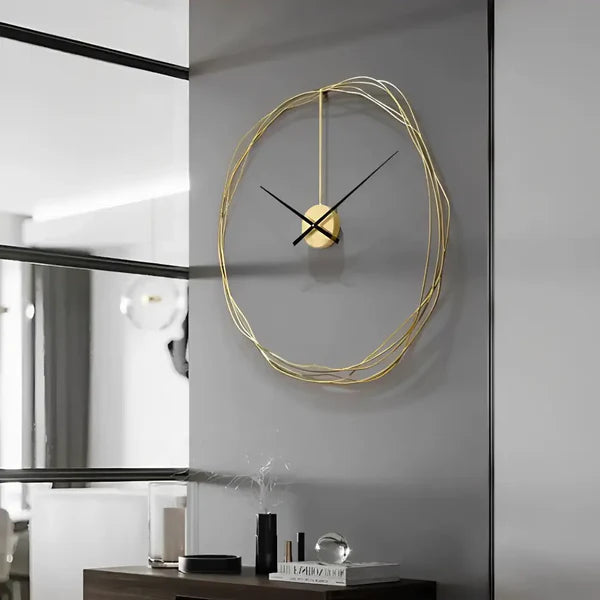 orologio da parete circolare con filo dorato