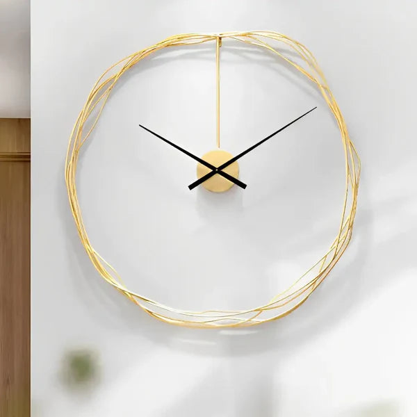 orologio da parete circolare con filo dorato