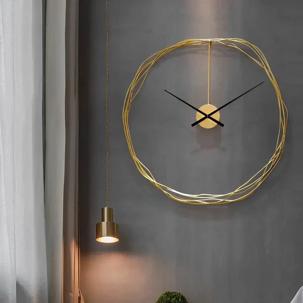 orologio da parete circolare con filo dorato