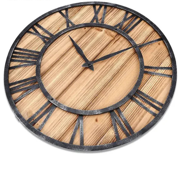 orologio da parete in legno e metallo con numeri romani