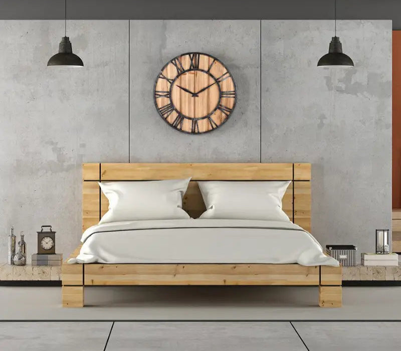 orologio da parete in legno e metallo con numeri romani